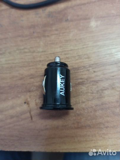 Автомобильное зарядное устройство для телефона