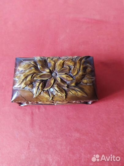 Деревянная шкатулка