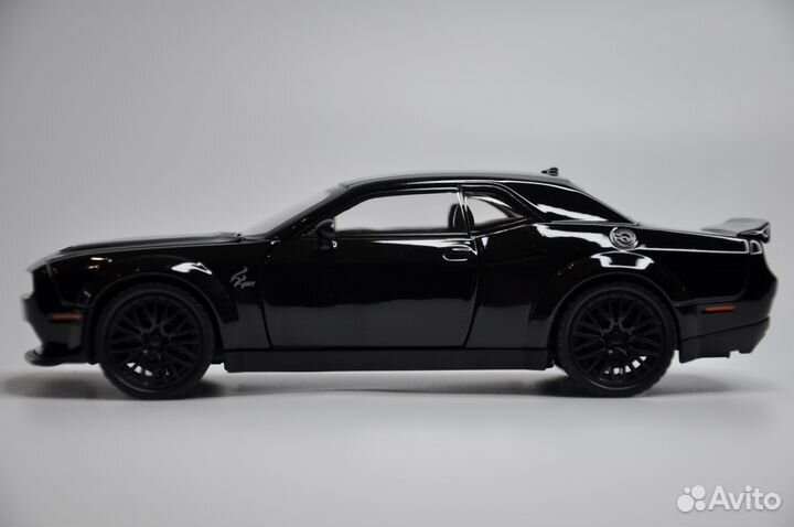 Модель автомобиля Dodge Challenger SRT металл