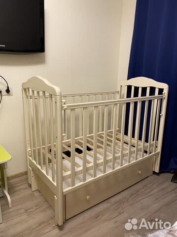 Детская кроватка с маятником