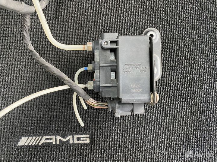 Блок клапанов пневмоподвески Mercedes AMG оригинал