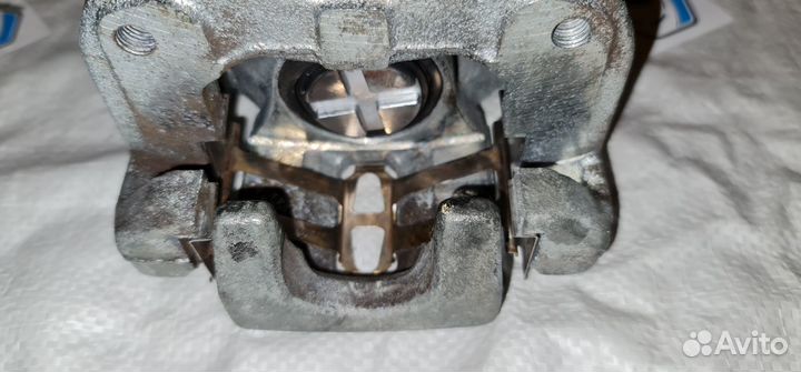 Суппорт тормозной задний левый Honda Civic 4D