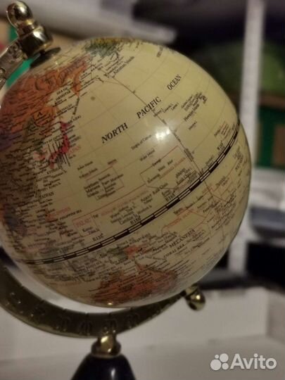 Глобус с основанием из полудрагоценного камня