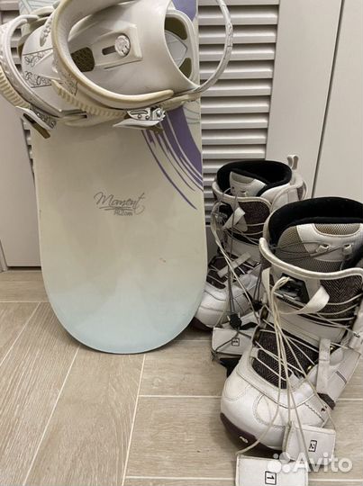 Сноуборд с креплениями и ботинками