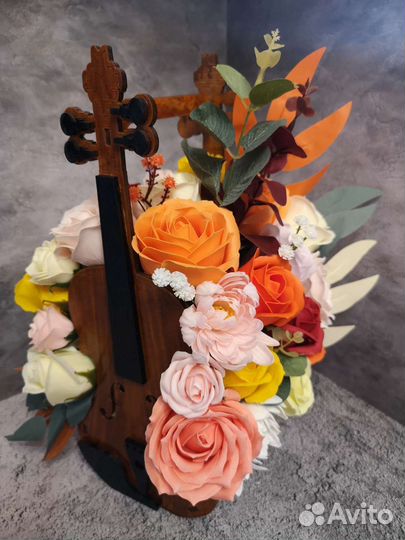 Букет цветов в скрипке