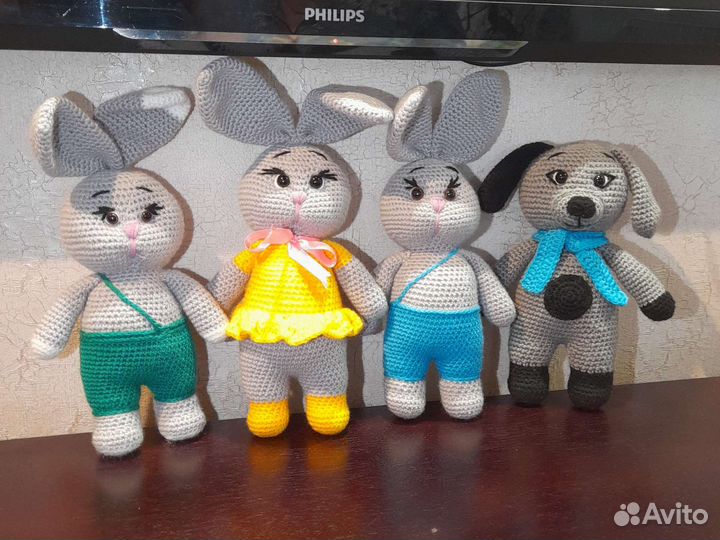 Вязанные игрушки. Зайки и собака