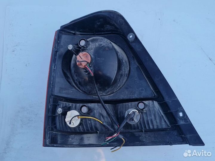 Фонарь правый Kia Sorento 1