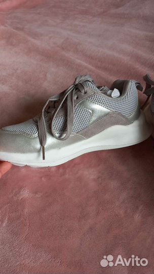 Серые кроссовки новые