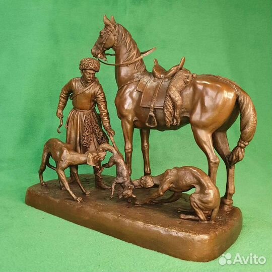 Скульптура бронза Стремянной с борзыми Охота
