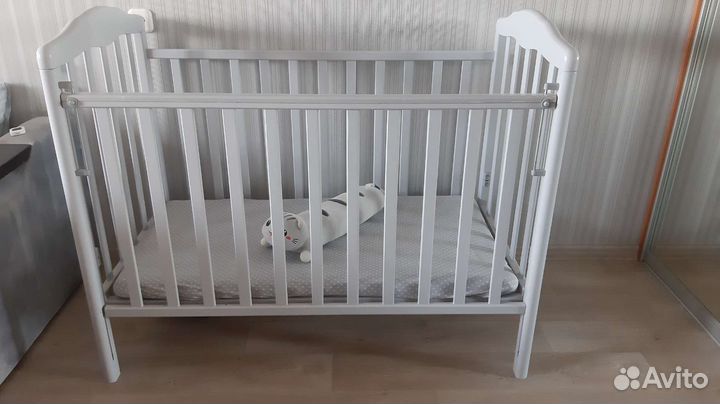 Детская кроватка с маятником