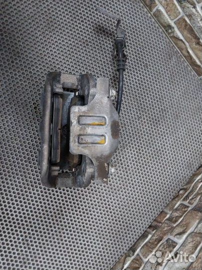 Суппорт тормозной передний правый Land Rover