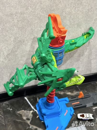 Hot Wheels Сити Воздушная атака дракона-робота