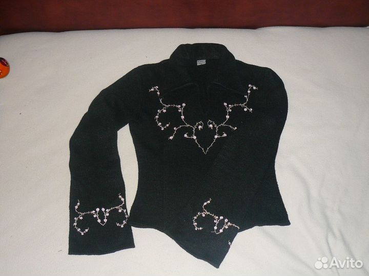 Продам свитер нарядный черный с вышивкой р.42