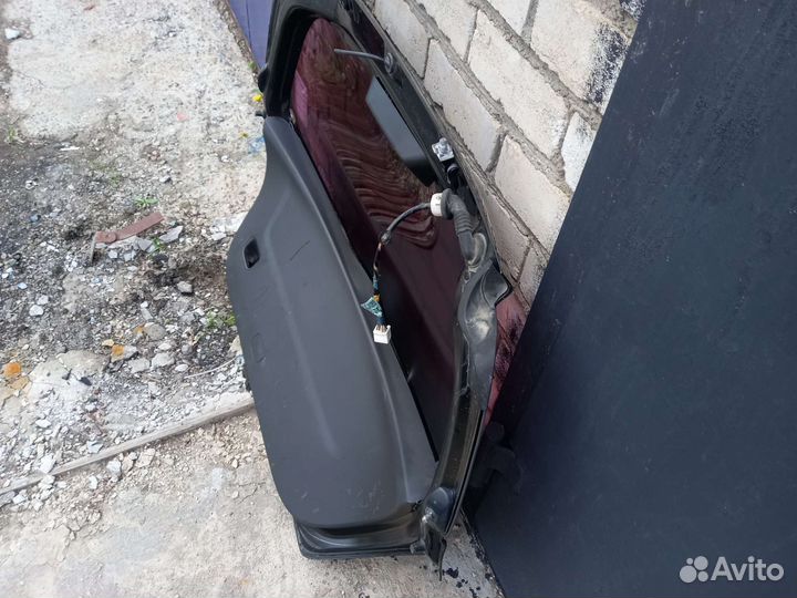 Задня дверь toyota vitz