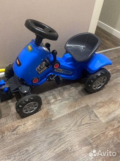 Синий трактор с педалями