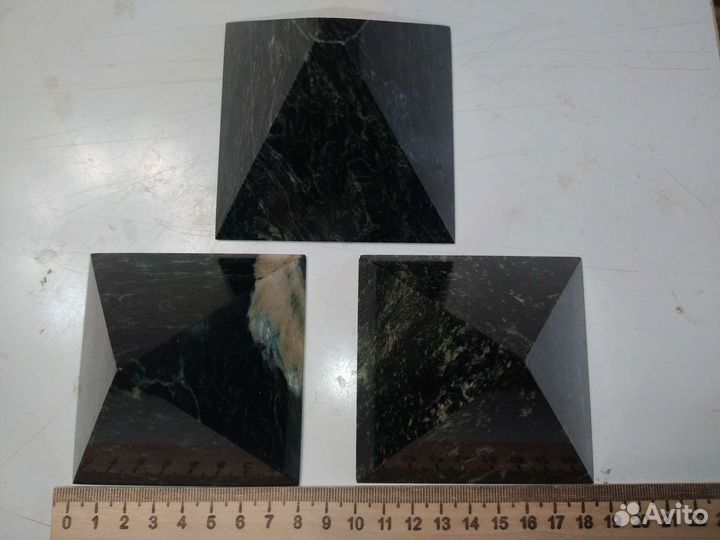 Пирамидки из змеевика