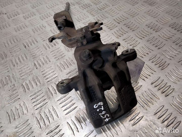 Задний левый суппорт Nissan Primera P11