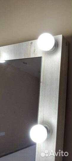 Гримерное зеркало с лампочками