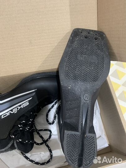 Лыжные ботинки, лыжи, лыжные палки и клюшка