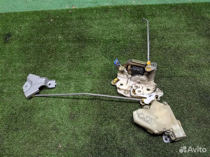 Замок двери передней левой Nissan Terrano 2 (R20)