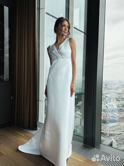 Свадебное платье новое 40 42 со шлейфом