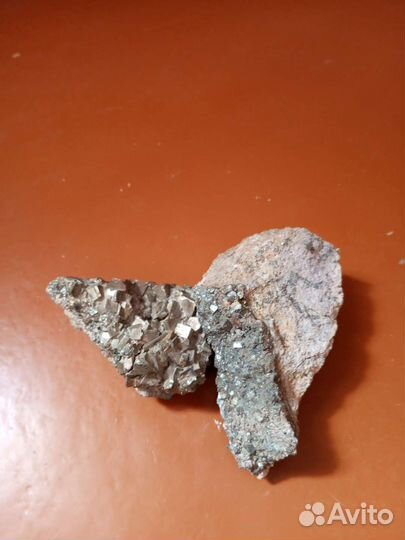 Камень пирит