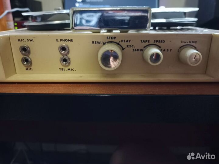 Винтажный катушечный магнитофон