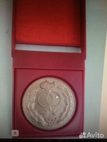 Настольная медаль в красном футляре