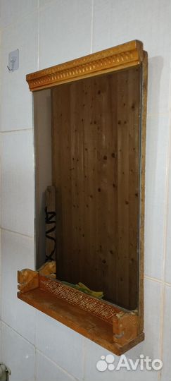 Зеркало в деревянной раме ручной работы