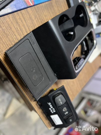 Консоль с беспроводной зарядкой Santa Fe TM