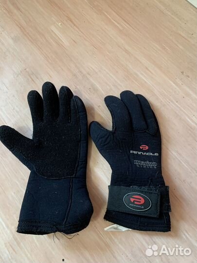 Перчатки и шлем неопреновые