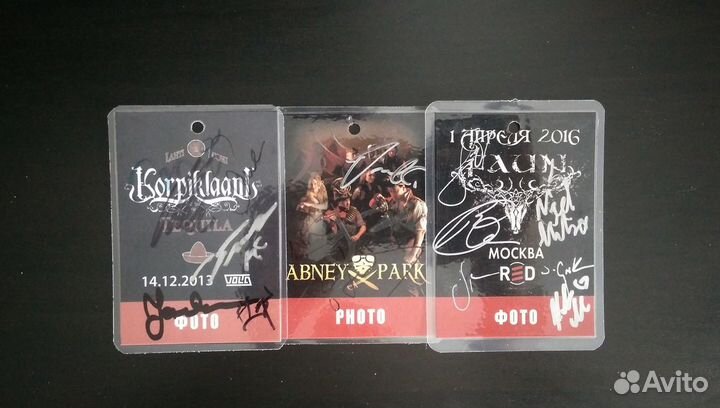 Бейджи, медиаторы, фотографии с автографами и проч