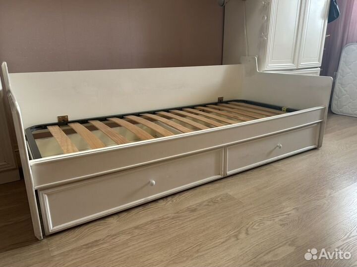 Кровать односпальная белая с ящиком