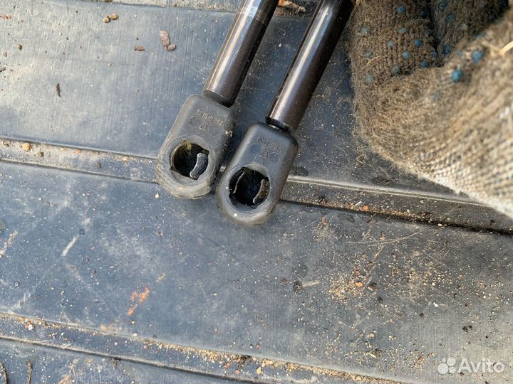 Амортизаторы багажника 74820-swa-a01