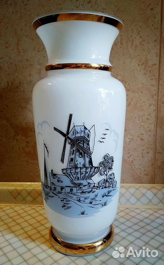 Шикарная ваза из молочного стекла. Мельница