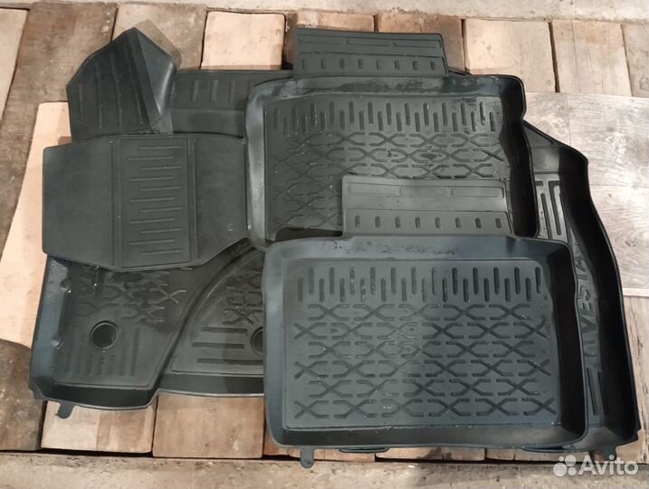 Резиновые коврики на Весту