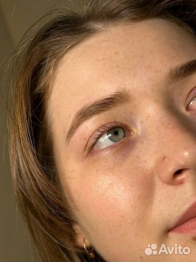 Модель на брови