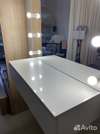 Зеркало с ящиком