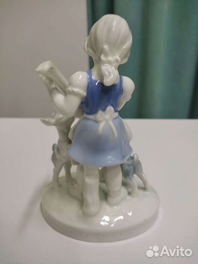 Фарфоровая статуэтка. Девочка с Мандалиной