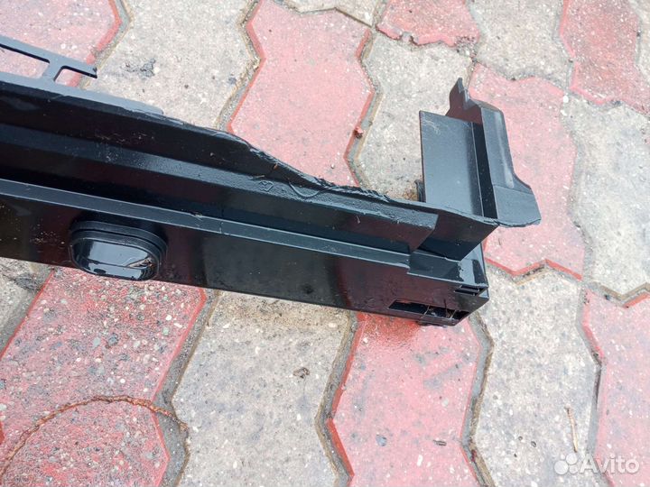 BMW F10 F11 основное крепление радиатора