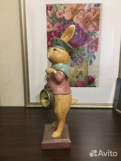 Символ года Заяц с часами