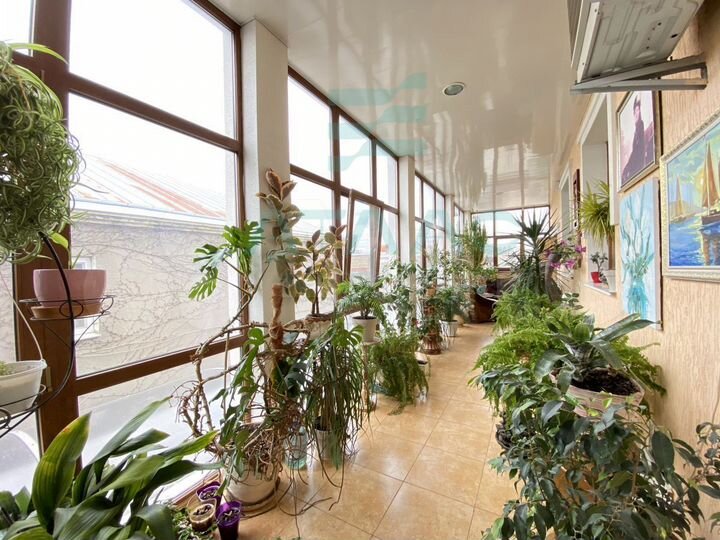 Дом 296 м² на участке 7,7 сот.