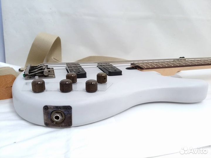 Бас гитара Yamaha trbx-504 белый