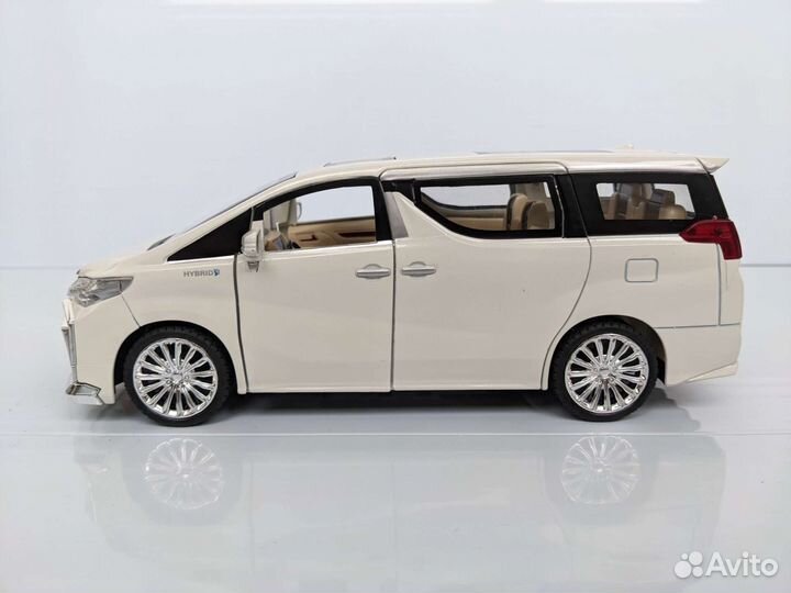 Металлическая моделькаToyota Alphard Hybrid