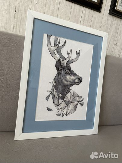 Картина-вышивка с оленем