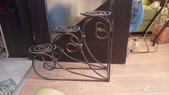 Подставка для цветов металлическая