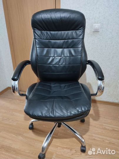 Кожанное кресло руководителя