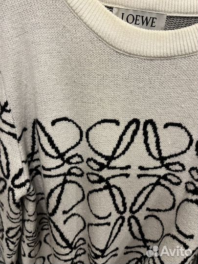 Кофта Loewe и джинсы