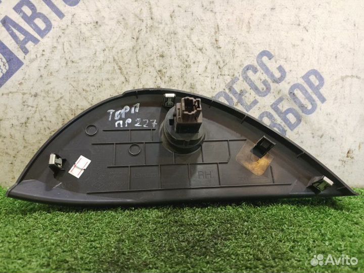 Накладка торпедо правая Renault Fluence седан 1.6