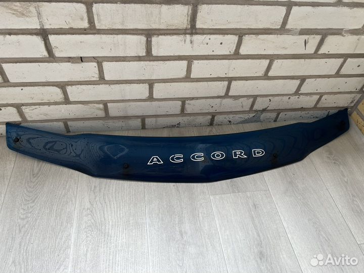 Дефлектор на капот